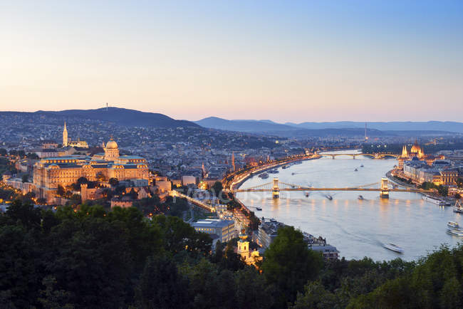 Венгрия, Будапешт, вид на Дунай, Цепной мост, Будский замок и здание парламента освещены вечером — стоковое фото