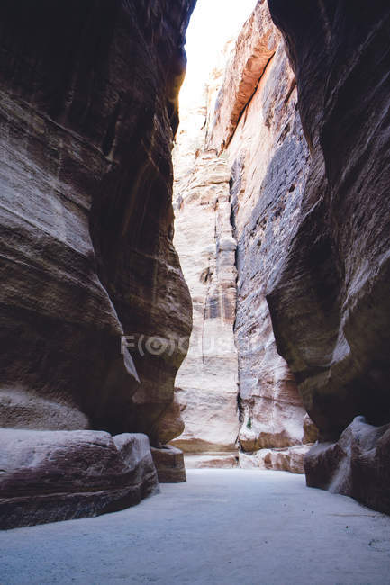 Йорданія, сік, шлях до Петра і вид на скелі — стокове фото