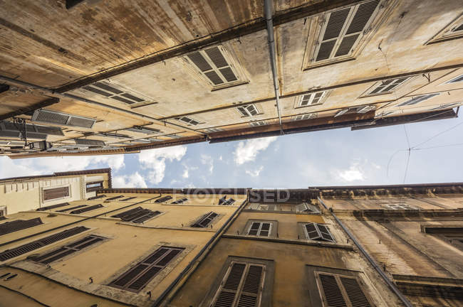 Italia, Roma, facciate di vecchie case plurifamiliari — Foto stock