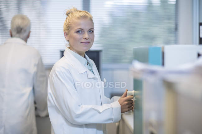 Ritratto di giovane donna in laboratorio — Foto stock
