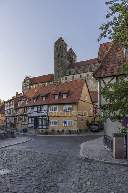Alemanha, Saxônia-Anhalt, Quedlinburg, Collegiate Church St. Servatius na colina do castelo, vista casas de meia-madeira — Fotografia de Stock