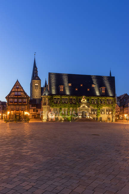 Alemania, Sajonia-Anhalt, Quedlinburg, ayuntamiento por la noche - foto de stock