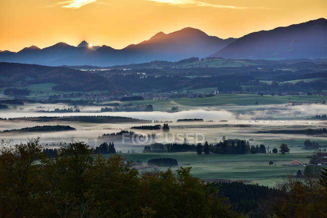 Вид на ландшафт в утреннем тумане в Auerberg, Allgaeu, Бавария, Германия — стоковое фото
