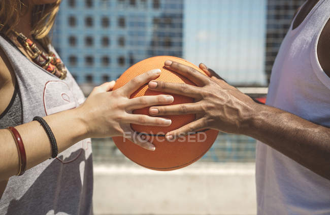 Jovem casal segurando basquete — Fotografia de Stock