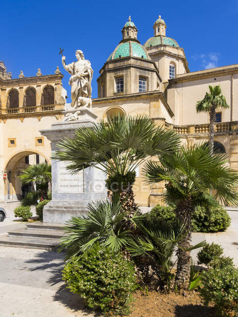 Italy, Sicily, Province of Trapani, Mazara del Vallo, Piazza della Repubblica, Cathedral del Santissimo Salvatore and statue of Saint Vitus view in sunlight — Stock Photo