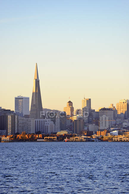 View of skyline with Transamerica Pyramid in morning light at San Francisco, California, USA — Stock Photo
