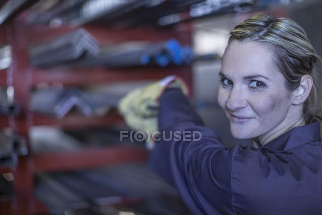 Retrato de trabalhadora sorridente — Fotografia de Stock