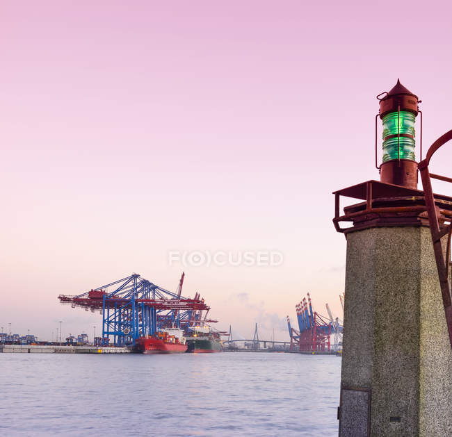 Germania, porto di Amburgo e luce di navigazione in primo piano — Foto stock