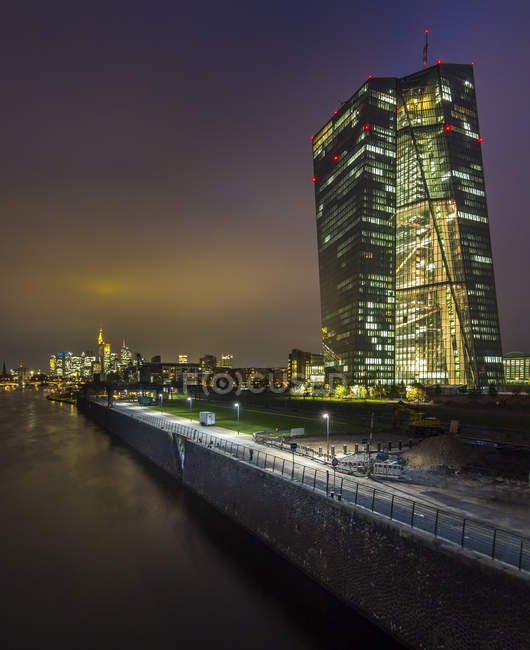 Alemania, Hesse, Frankfurt, vista al iluminado Banco Central Europeo al atardecer - foto de stock