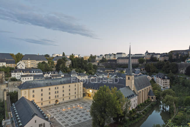 Luxemburgo, Ciudad de Luxemburgo, Vista al convento de Neumuenster en el río Alzette y la ciudad por la noche - foto de stock