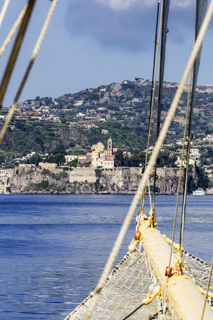 Italien, Sizilien, Lipari, Segelschiff — Stockfoto