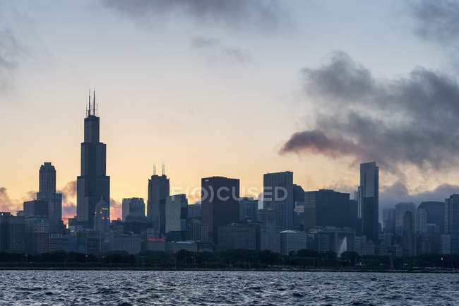 EUA, Illinois, Chicago skyline e Lake Michigan à noite — Fotografia de Stock