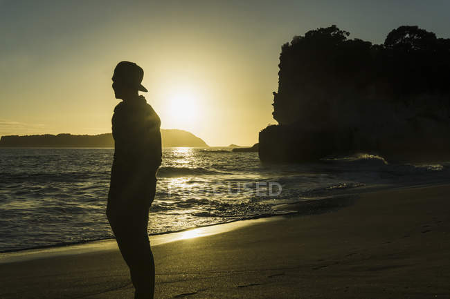 Neuseeland Wanganui Silhouette Eines Mannes Der Am Strand Steht Und Zum Meer Blickt Natur Abendstimmung Stock Photo