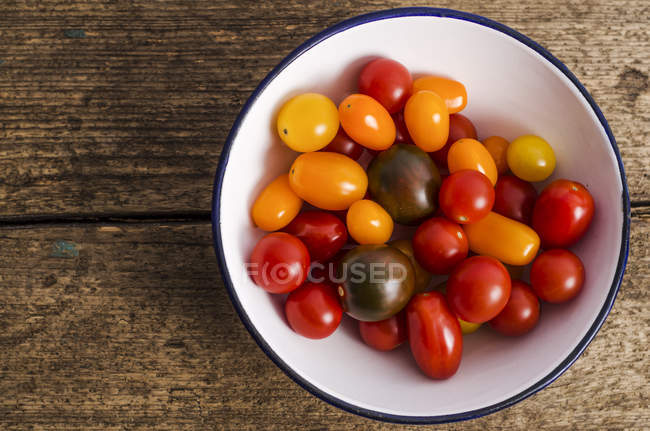 Bol de mini tomates colorées — Photo de stock