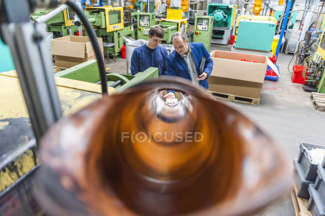 Менеджер и работник, изучающий продукцию на заводе штукатурки — стоковое фото
