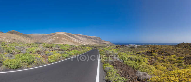España, Islas Canarias, Lanzarote, carretera costera cerca de Costa Teguise - foto de stock