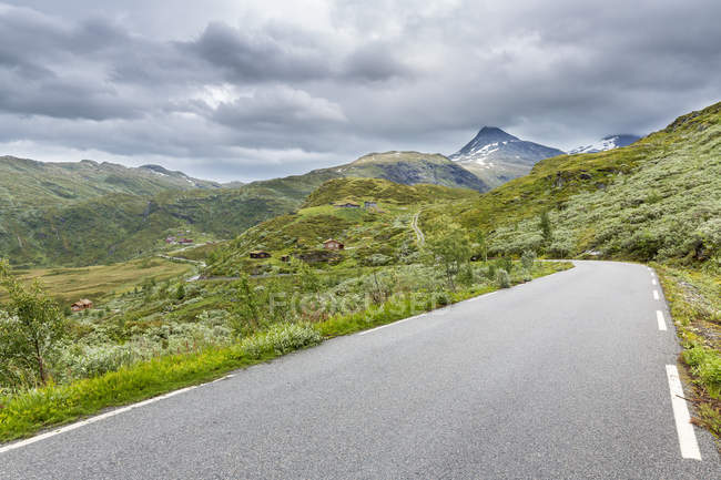 Sul da Noruega, Parque Nacional de Jotunheimen, estrada vazia, Sognefjell — Fotografia de Stock