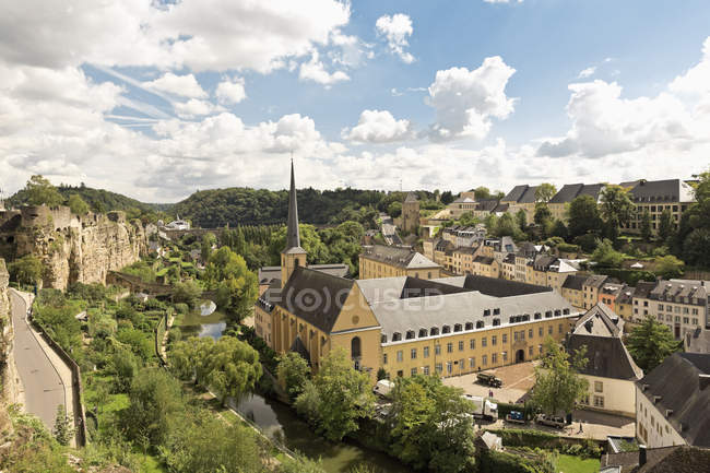 Люксембургский городской пейзаж с аббатством Бенедиктинер Ноймуэнстер и церковью Св. Иоганнеса вид сверху — стоковое фото