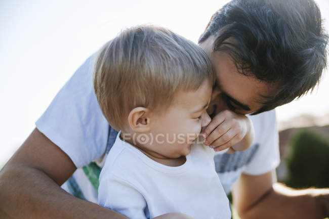 Батько обіймаються з його маленький син — стокове фото