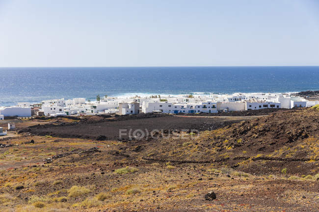 Espagne, Îles Canaries, Lanzarote, Vue village de pêcheurs El Golfo — Photo de stock