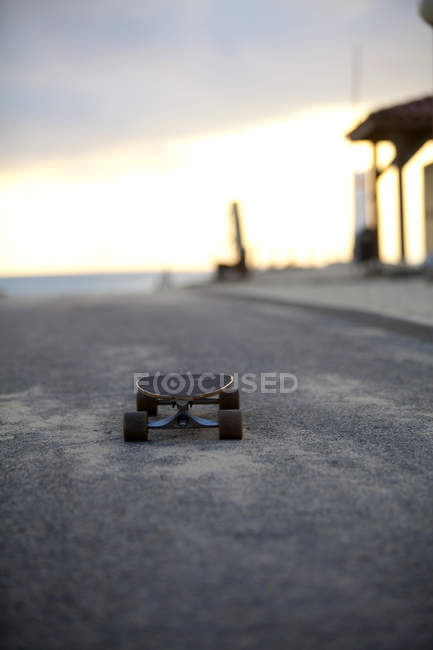 Longboard in piedi sulla strada durante il giorno — Foto stock