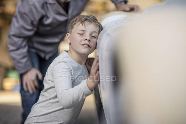 Homem e menino sênior examinando carro velho juntos — Fotografia de Stock