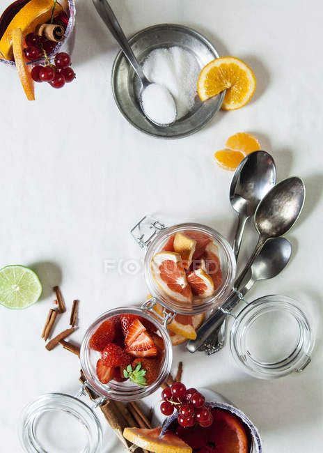 Óculos de sangria e copos de frutas diferentes — Fotografia de Stock