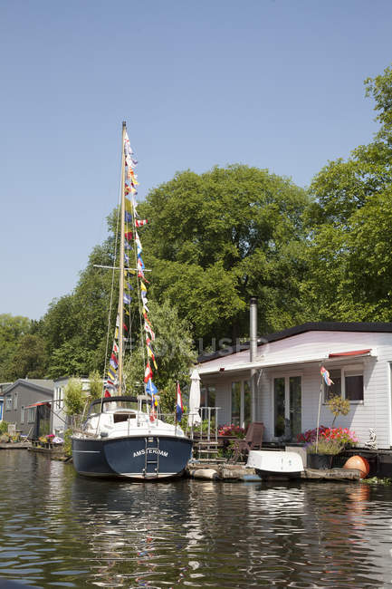 Paesi Bassi, Amsterdam, vista a barca a vela e casa barca al canale della città — Foto stock