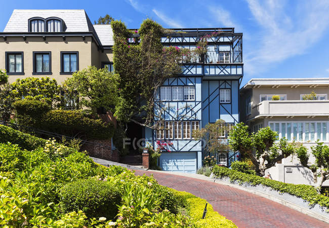 USA, California, San Francisco, Houses at Lombard Street — Stock Photo