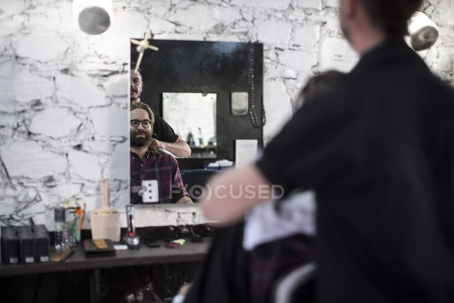 Coiffeur, coiffeur et client chez le coiffeur — Photo de stock