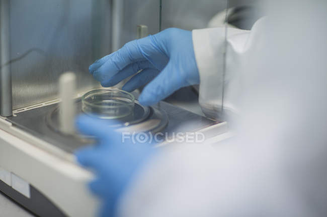 Immagine ritagliata dello scienziato utilizzando scale in laboratorio — Foto stock