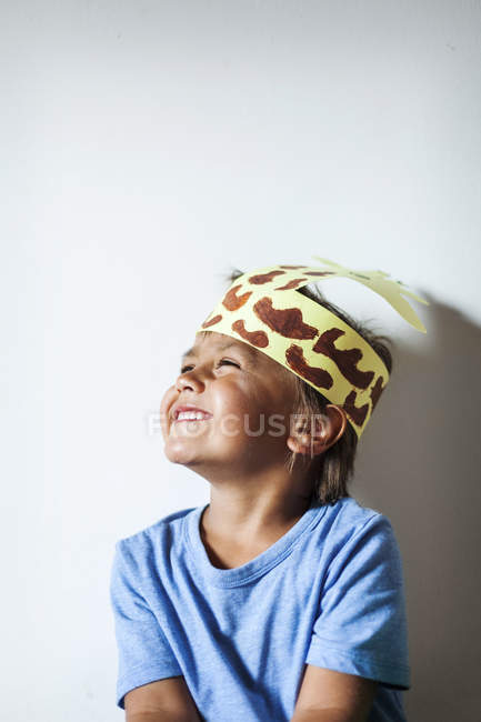 Щасливий маленький хлопчик носіння саморобні головний убір — стокове фото