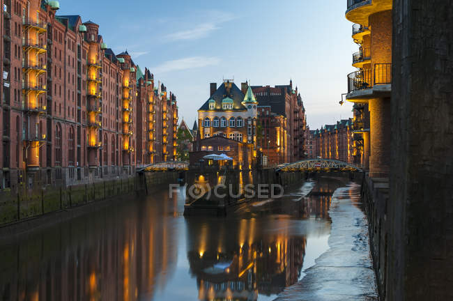 Deutschland, hamburg, wandrahmsfleet am alten lagerviertel abends beleuchtet — Stockfoto