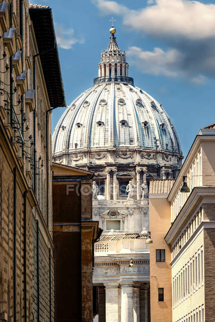 Italia, Lazio, Roma, Veduta della via della città e della Basilica — Foto stock