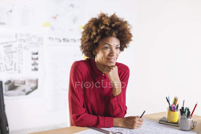 Architektin sitzt am Schreibtisch — Stockfoto