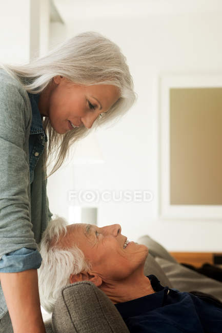 Felice coppia anziana faccia a faccia a casa — Foto stock
