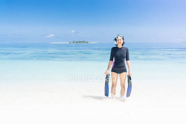 Maldivas, atolón de Ari, joven buzo saliendo del agua - foto de stock