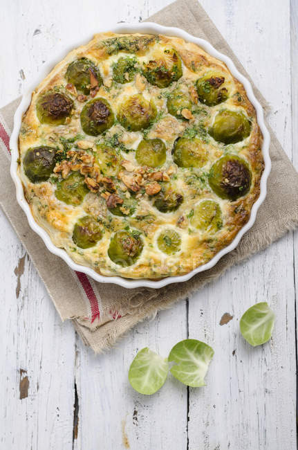 Brussels sprouts tart ready to eat on cloth and wood — Stock Photo
