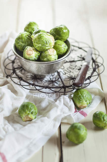 Choux de Bruxelles pelés dans un bol en étain — Photo de stock