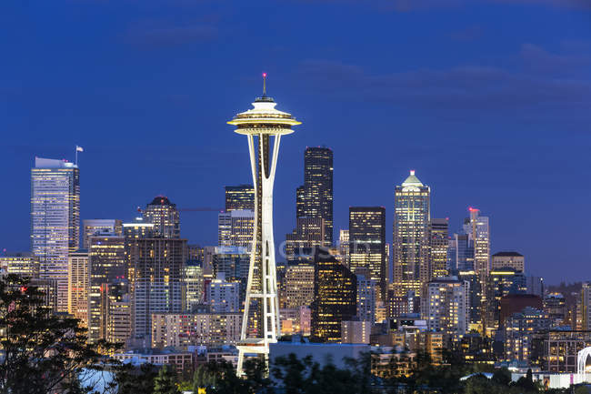 USA, Washingtonstaat, Skyline von Seattle mit Weltraumnadel zur blauen Stunde — Stockfoto