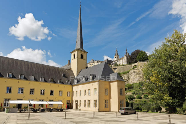 Luxembourg, Luxembourg City, Benediktiner abbey Neumuenster and St. Jean church, St Michael 's church on the hill - foto de stock