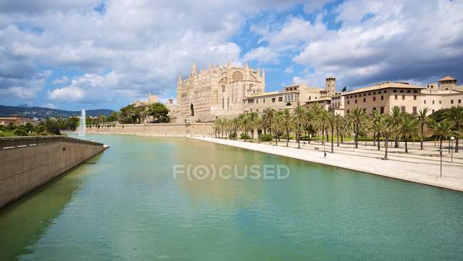 Spagna, Isole Baleari, Maiorca, Palma, Veduta della Cattedrale di La Seu lungo il fiume alla luce del sole — Foto stock