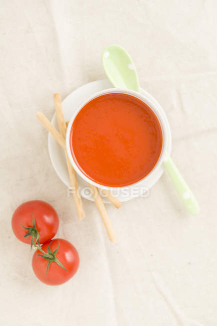 Крем томатний суп в миску з grissini і свіжі помідори — стокове фото