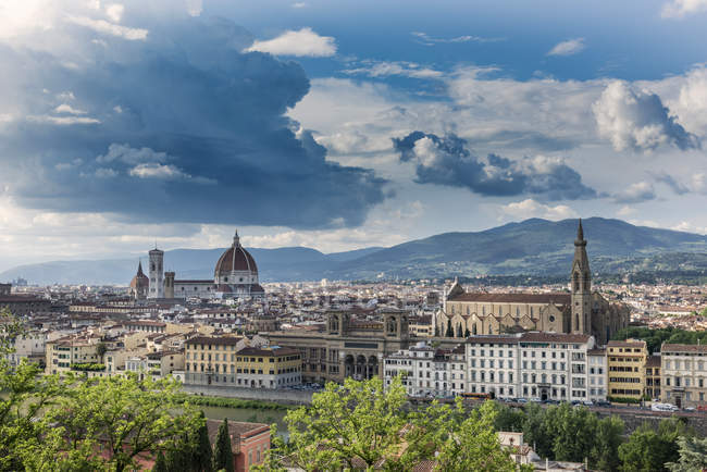 Italia, Toscana, Firenze, centro storico, Basilica di Santa Croce a destra, montagne sullo sfondo — Foto stock