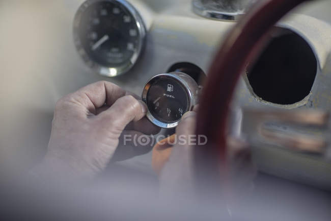 Senior stellt Tankanzeige eines Autos ein — Stockfoto