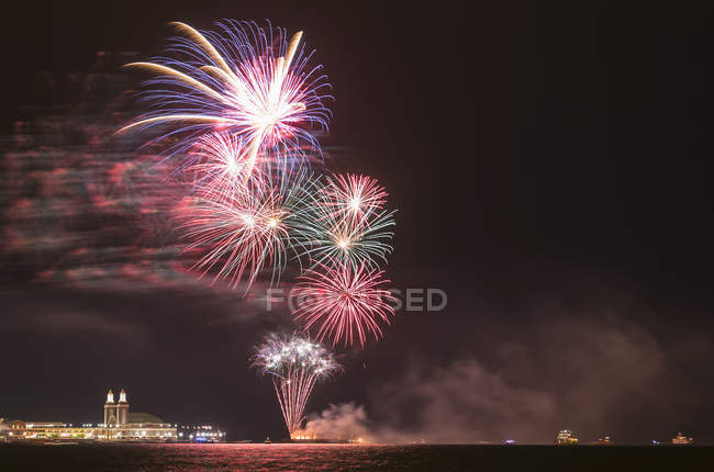 USA, Illinois, Chicago, fuochi d'artificio al Navy Pier al Lago Michigan — Foto stock