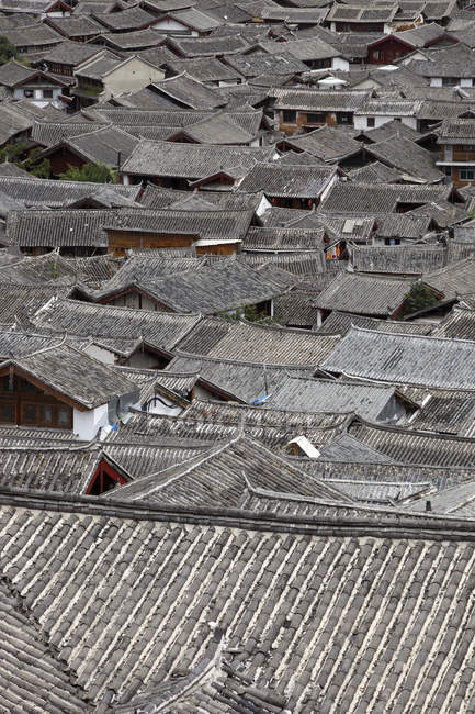 China, Yunnan, Condado de Shangri-La, Lijiang, techos de la casa en el casco antiguo - foto de stock