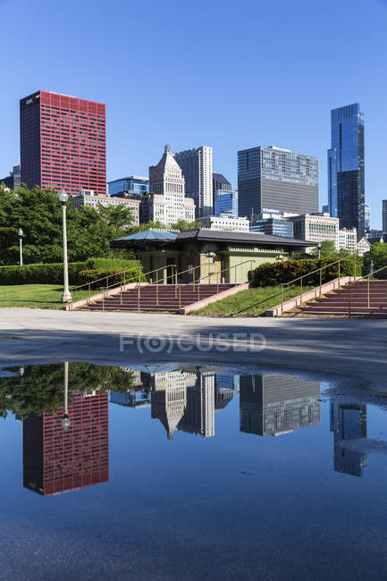 États-Unis, Illinois, Chicago, Millennium Park et skyline — Photo de stock