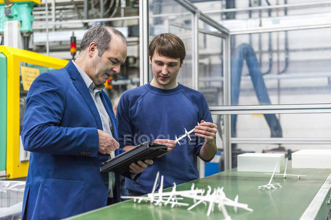 Менеджер і працівник робить якість оцінки в пластмаси заводу — стокове фото