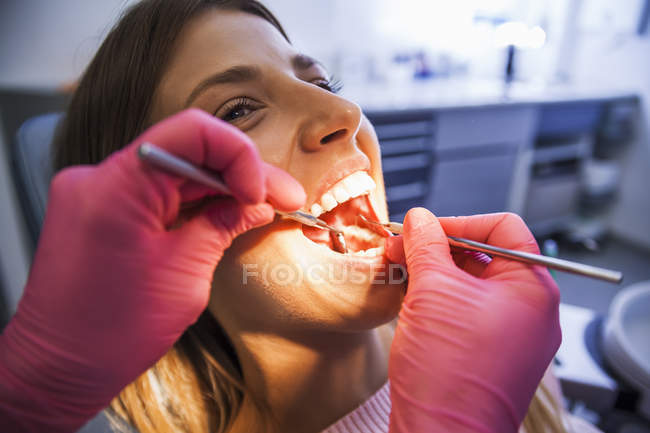 Paciente que recibe tratamiento en el dentista - foto de stock